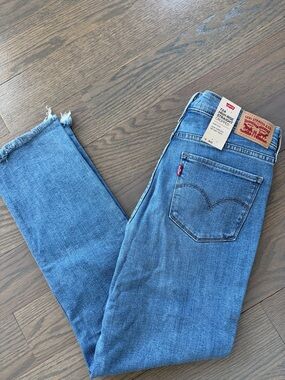 NEW WITH TAG LEVIS Women’s Light Blue High-Rise Straight Crop Jeans Size 30
